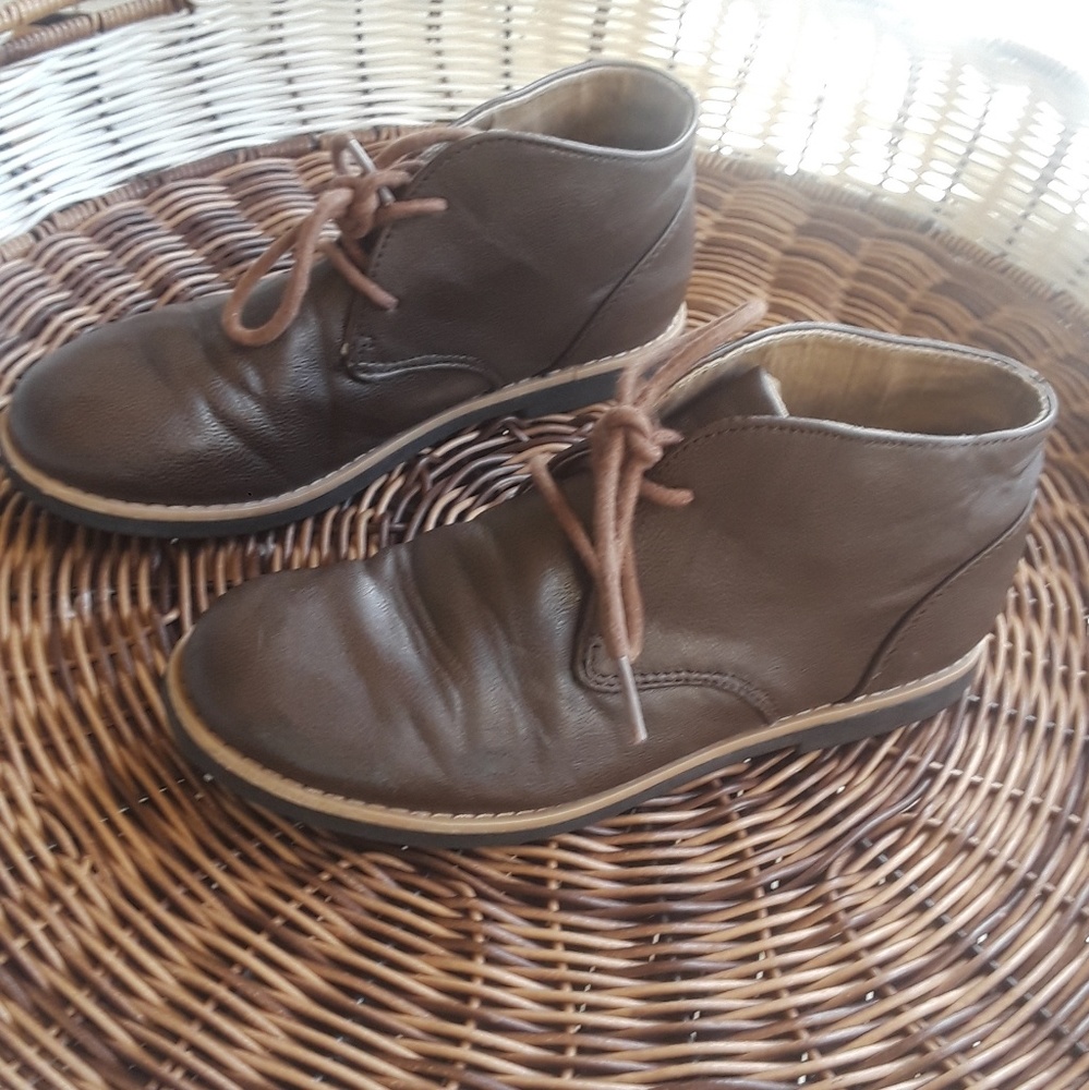 Boys Perry Ellis  Chukkas Size 3
